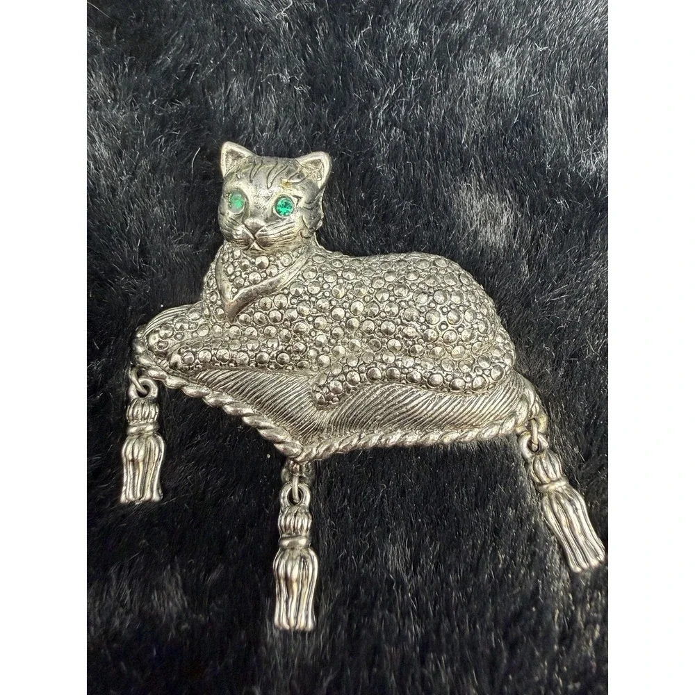 Vintage Avon Marcasite cat brooch silver green eye cat on‎ a tassel pillow 2x2
